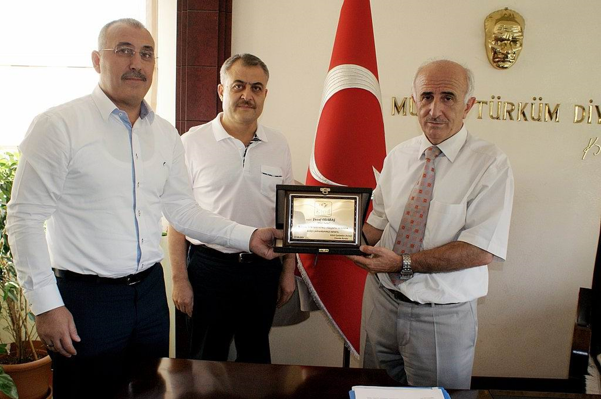 Kiad Tarafından Vali Odabaş\'a Plaket Verildi