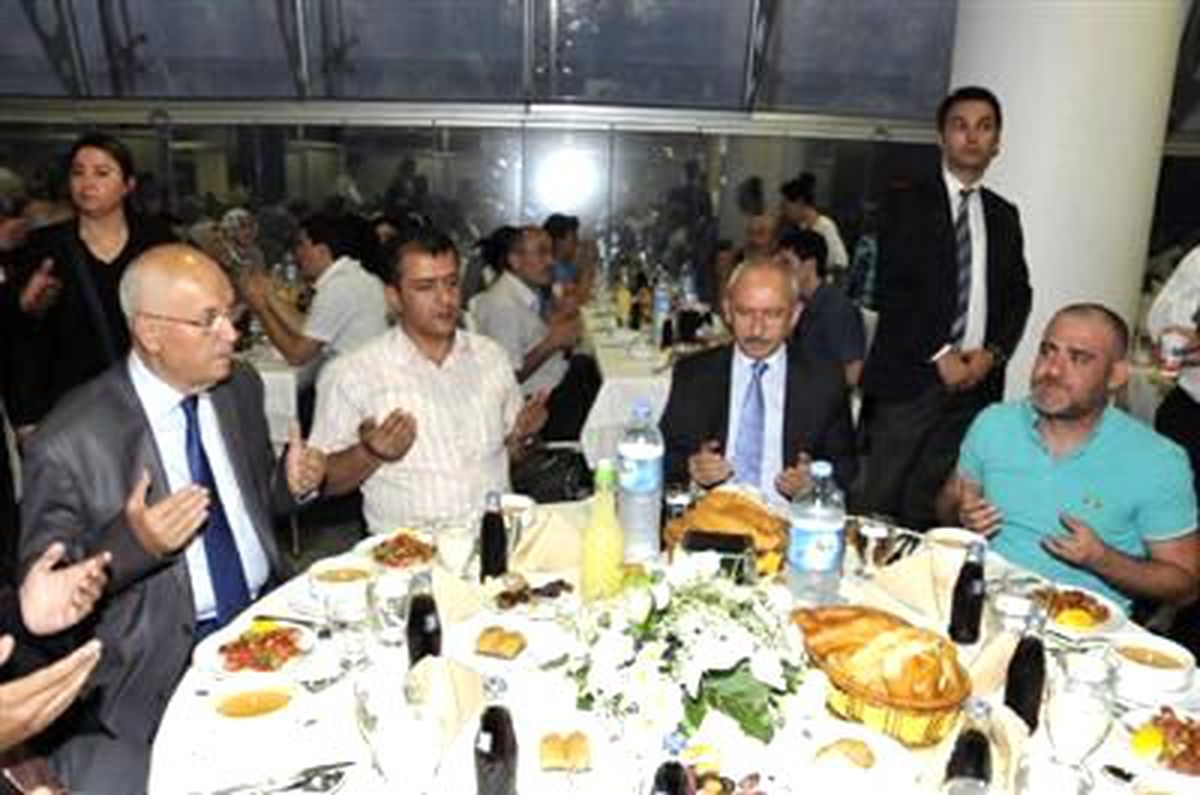 Kılıçdaroğlu, Yenimahalle\'de İftar Yemeğine Katıldı