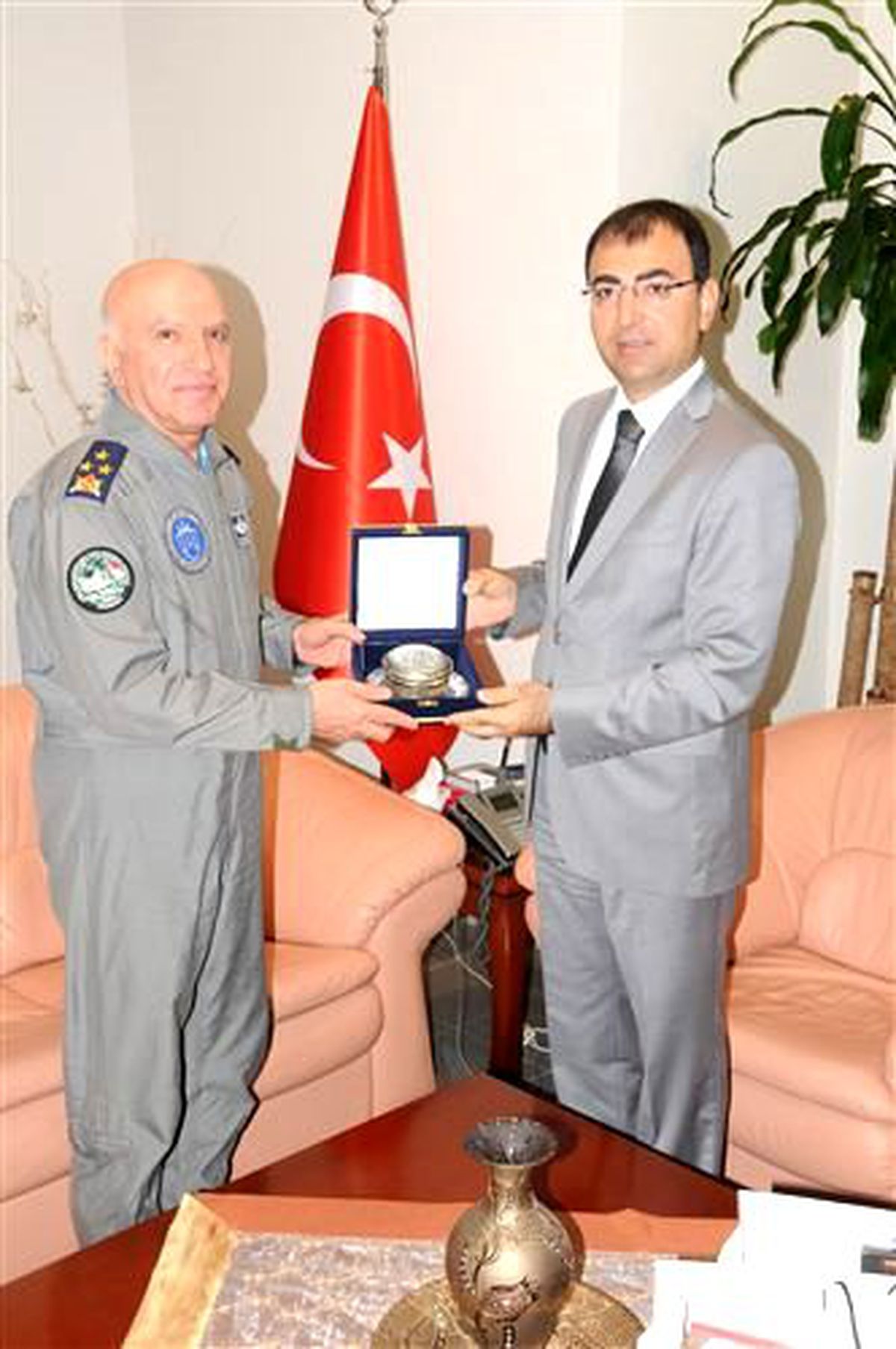 Korgeneral Ağar, Vali Mustafa Toprak\'a Veda Ziyaretinde Bulundu
