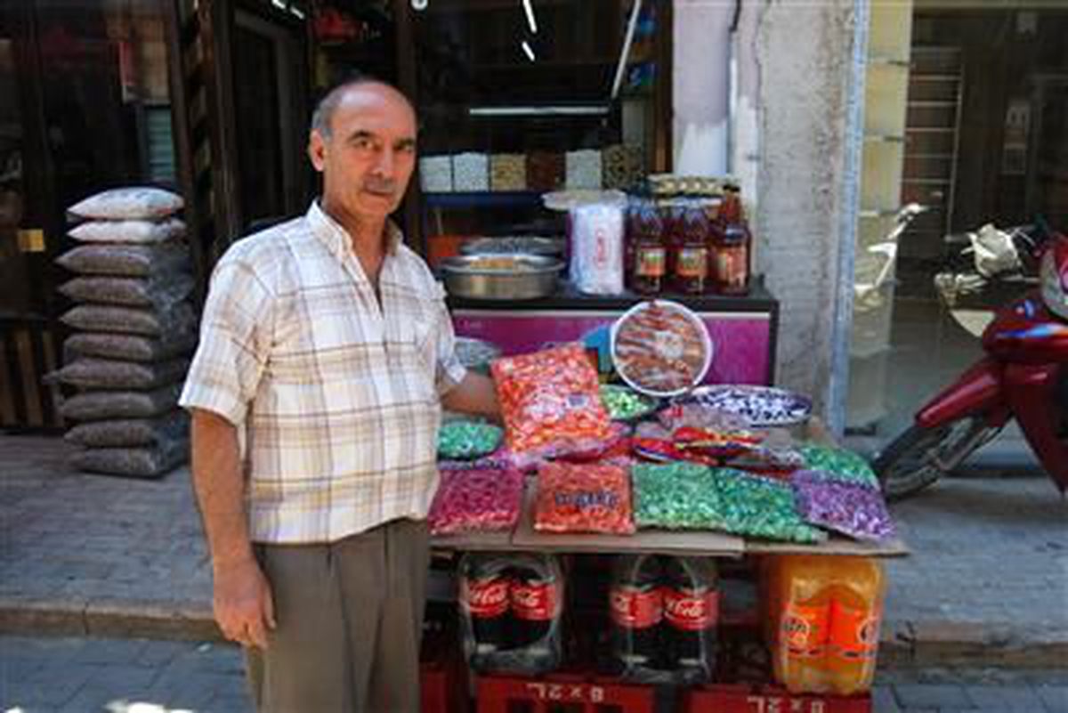 Kula\'da Bayram Şekeri Raflarda Yerini Aldı
