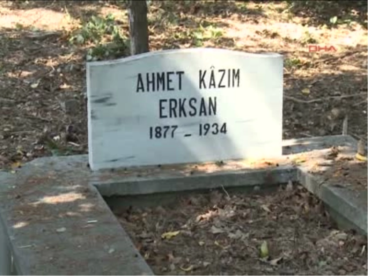 Metin Erksan, Nafi Baba Türbesi\'ndeki Aile Mezarlığına Defnedildi