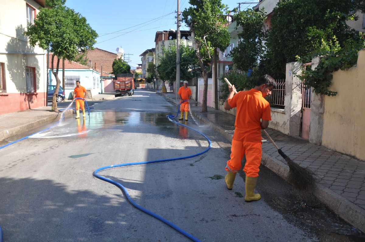 Nazilli\'de Cadde ve Sokaklar Yıkanıyor