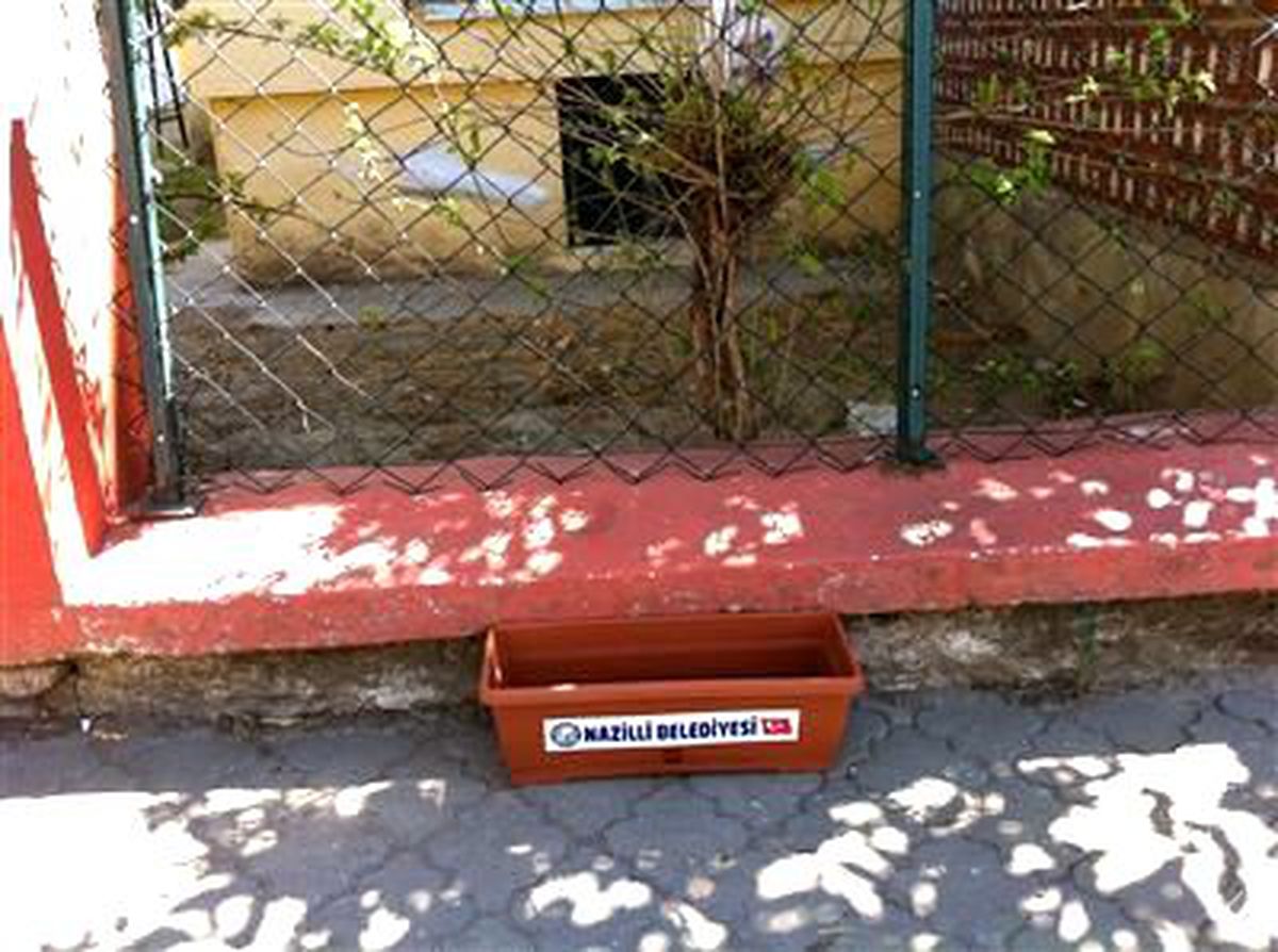 Nazilli\'de Hayvanlar İçin 40 Adet Su Kabı Sokaklarda