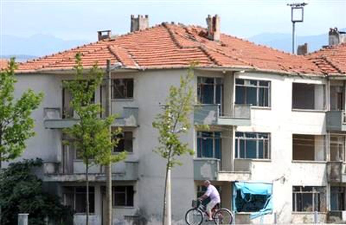Orta Hasarlı Binalar Yıkılıyor