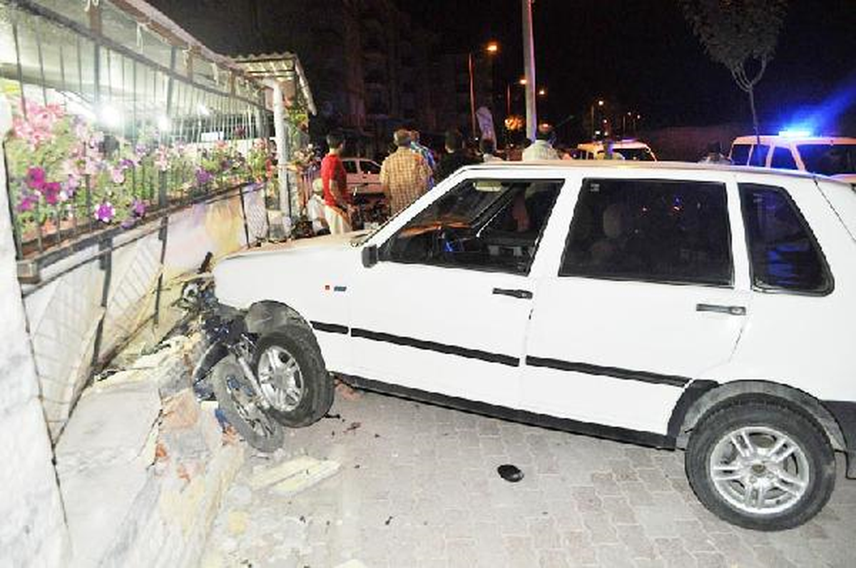 Otomobil, Kahvehanenin Bahçe Duvarına Çarptı: 1 Yaralı