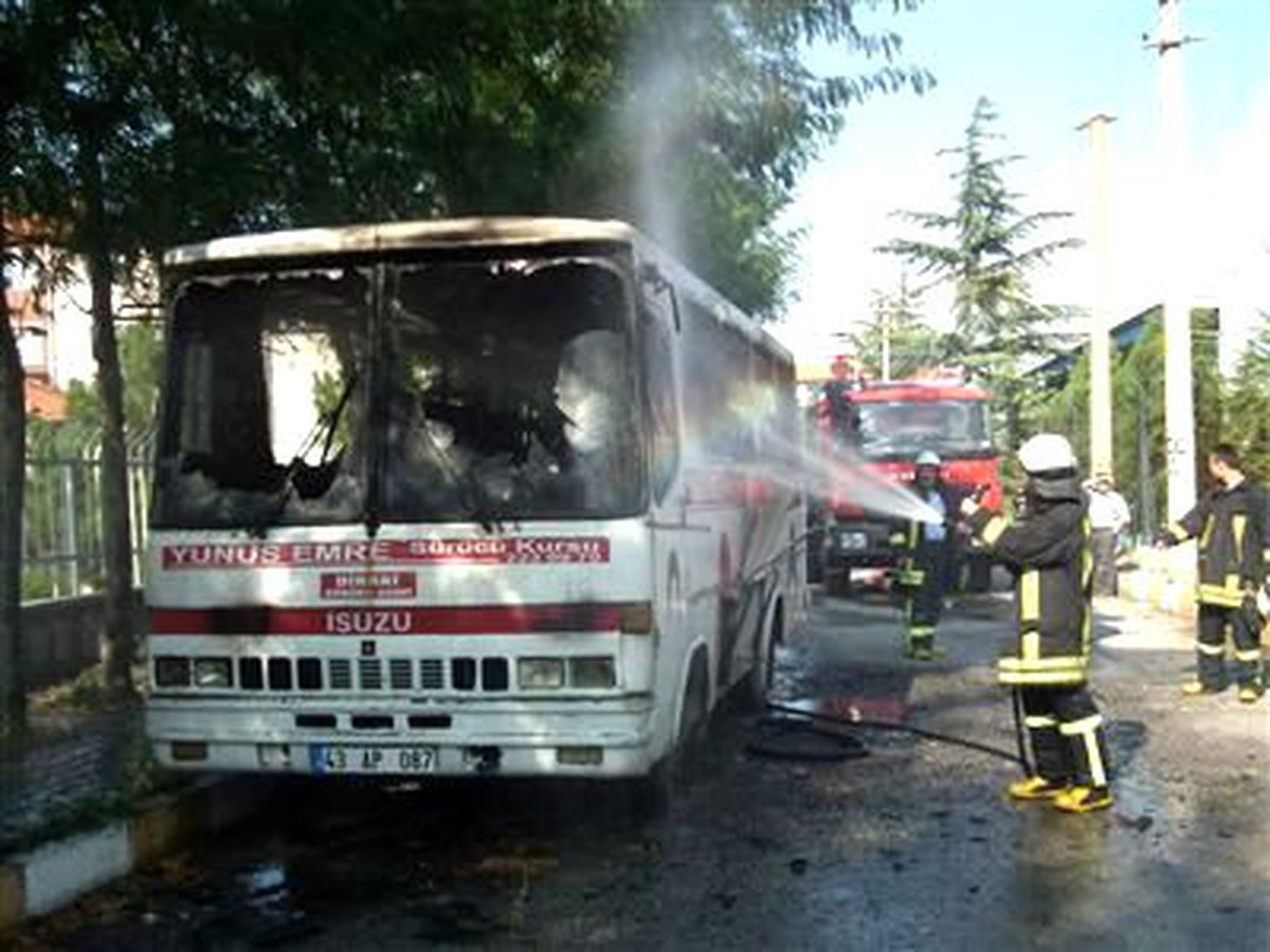 Park Halindeki Otobüs Alev Alev Yandı