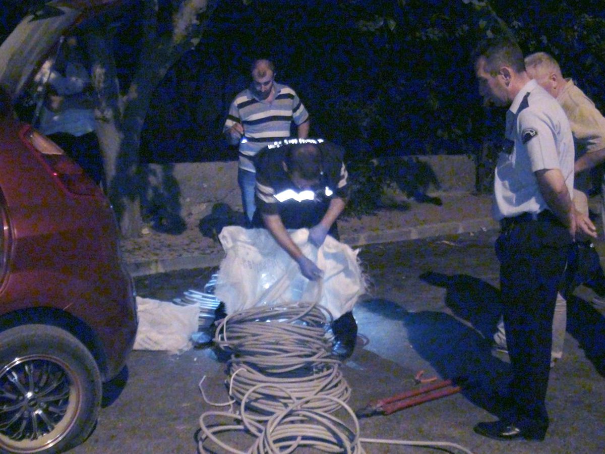 Polis Kablo Hırsızlarını Aracın Lastiklerini Patlatarak Yakaladı