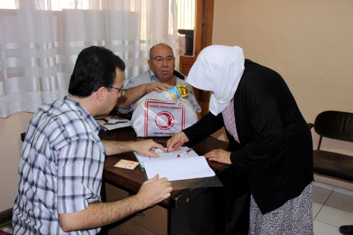 Salihli Kızılay\'ın Gıda Paketi Yardımı Sürüyor