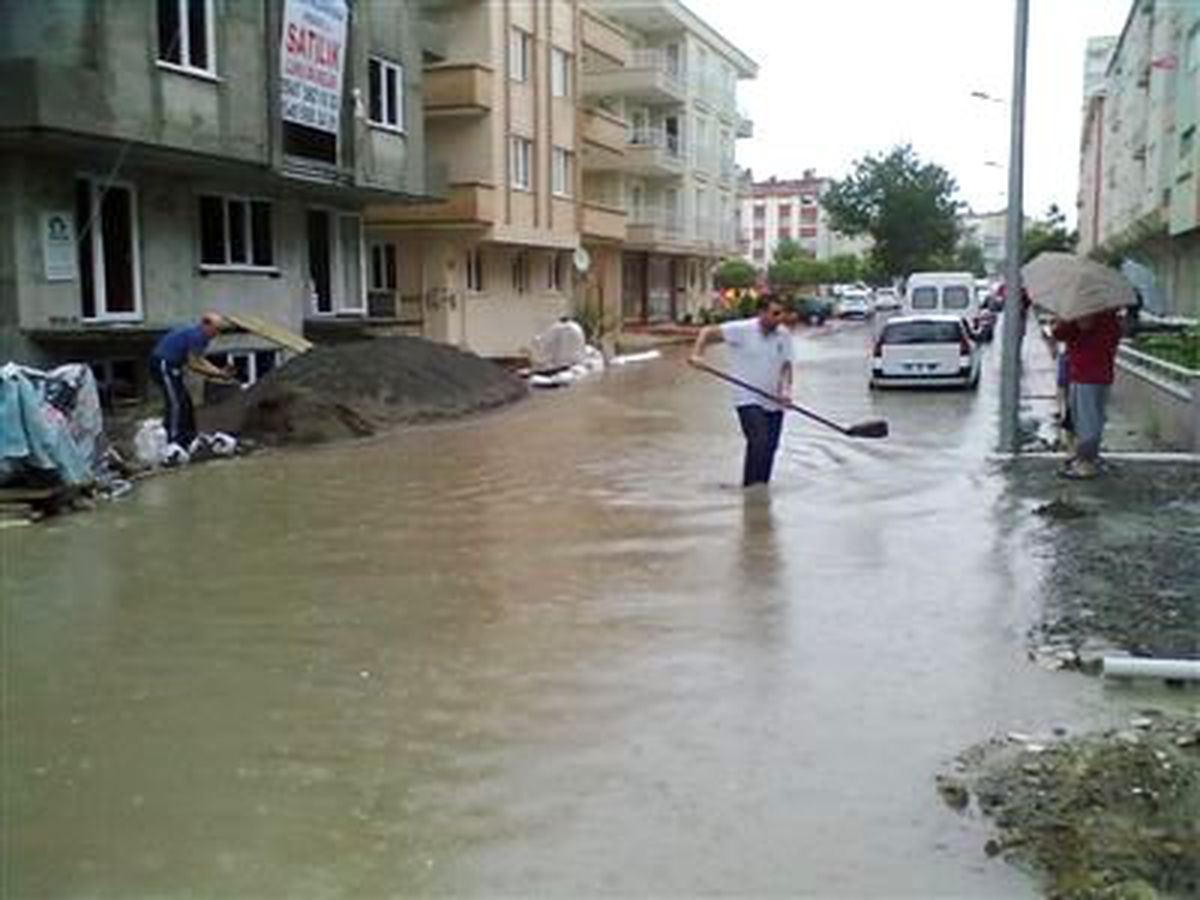 Samsun\'da Şiddetli Yağış Su Baskınlarına Neden Oldu