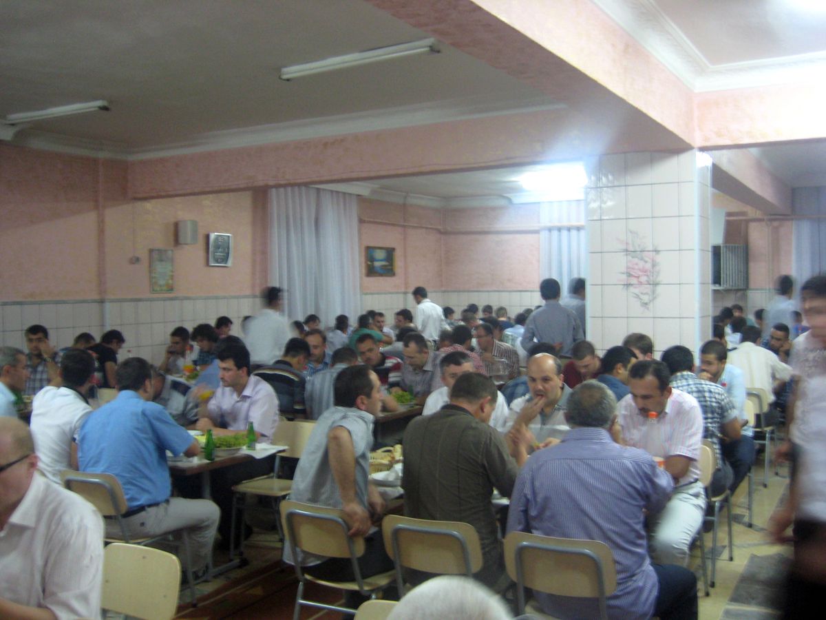 Saray Talebe Yurdu Mezunları İftarda Hasret Giderdi