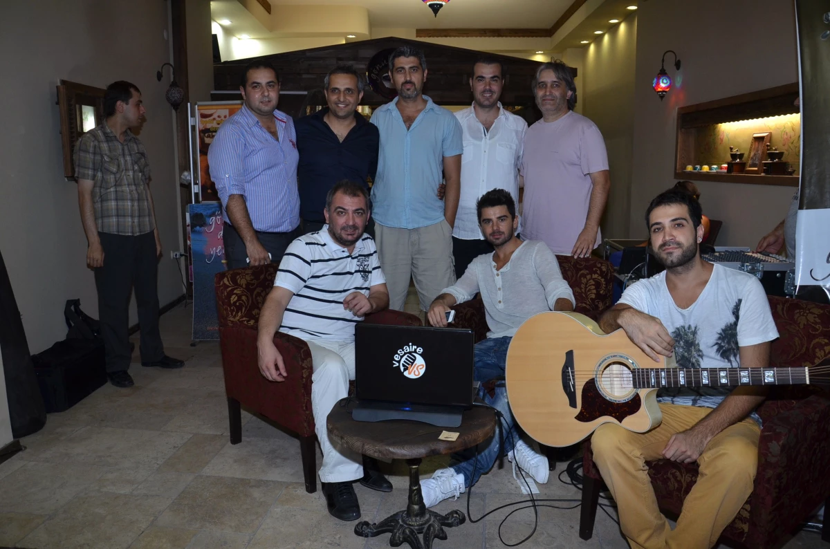 Şarkıcı Gökhan Akar, İzmir\'de Gönül Kahvesi\'nde Dinleyicileriyle Buluştu