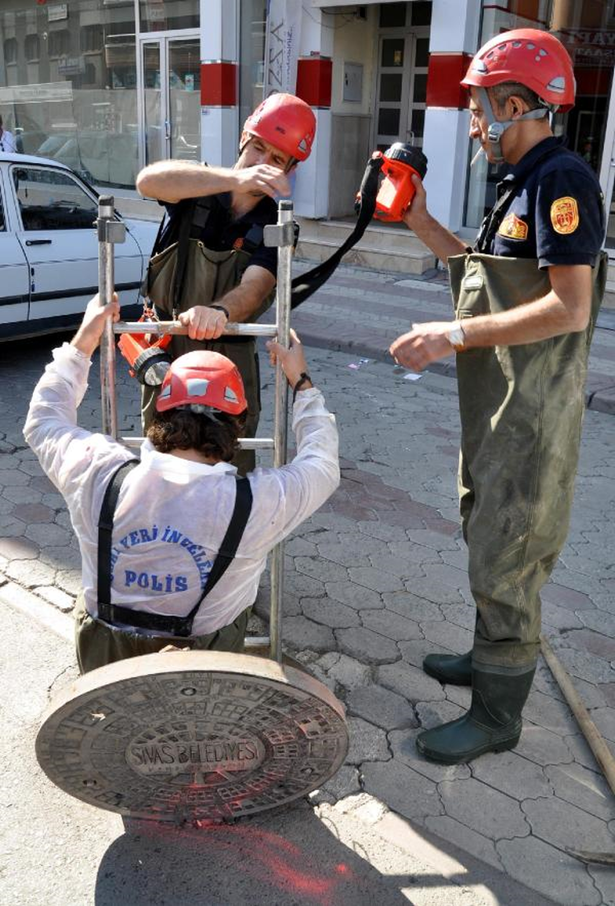 Sivas Polisi Yeraltı Su Kanalında Delil Arıyor
