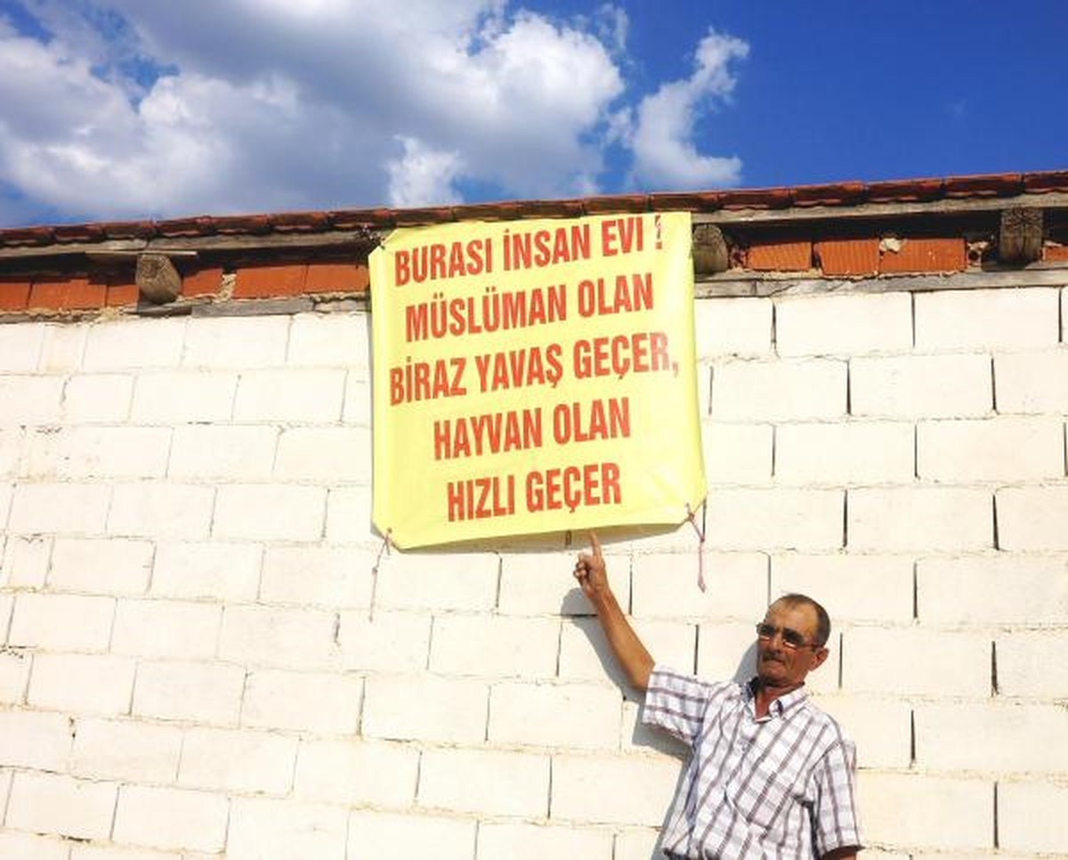 Sürücülere Uyarı İçin İlginç Pankart