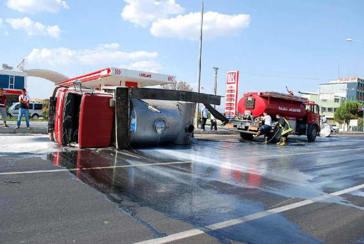 Tanker Devrildi, Binlerce Litre Süt Yola Döküldü