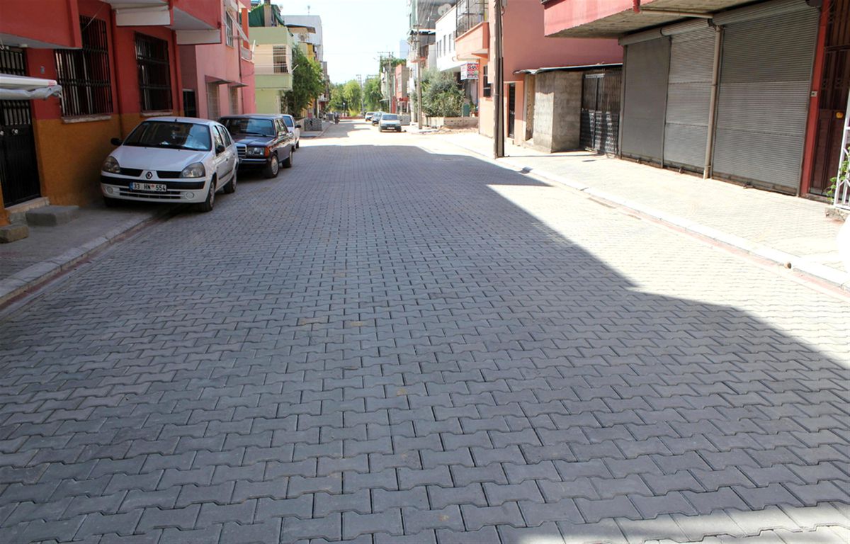 Toroslar\'da Yollar Beton Parke ile Kaplanıyor