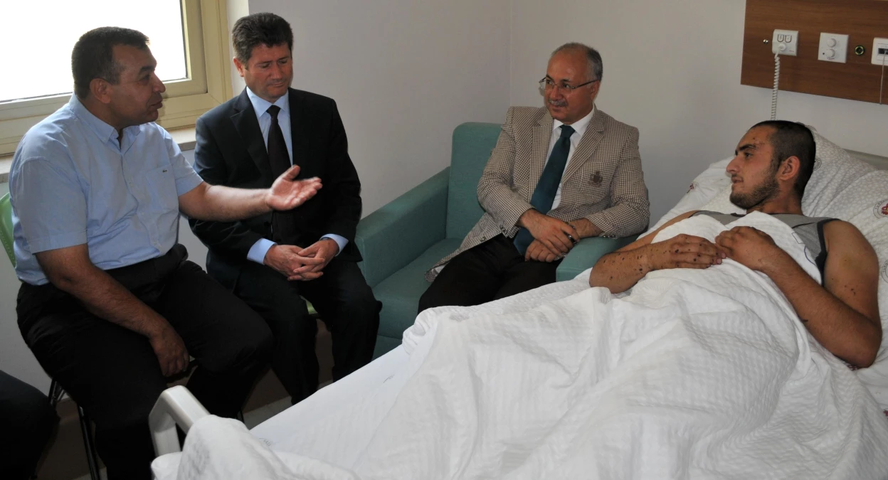 Vali Daşöz, Yaralı Er Mustafa\'yı Hastanede Ziyaret Etti