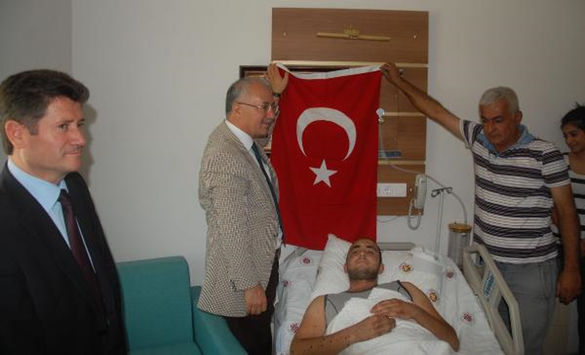 Manisa Valisi Daşöz, Yaralı Eri Ziyaret Etti