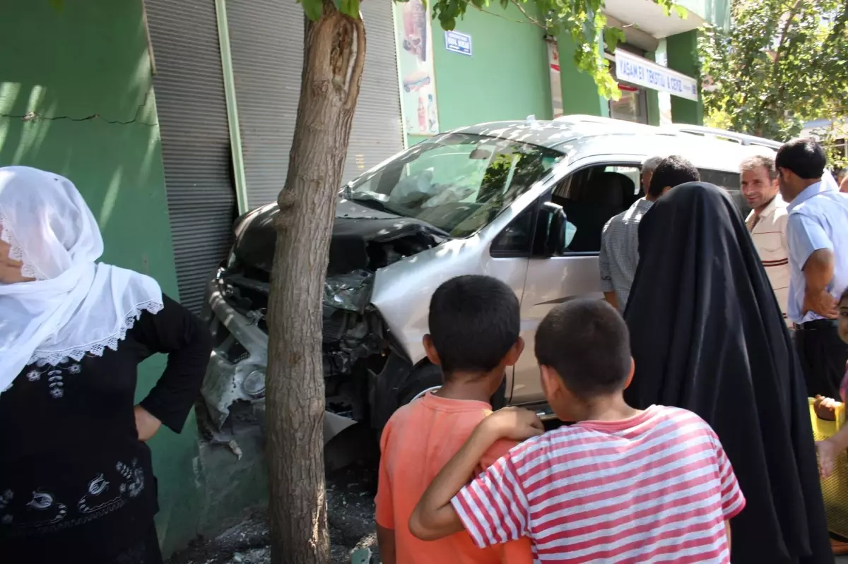 Yola Çıkan Çocuğa Çarpmamak İçin Duvara Çarptı