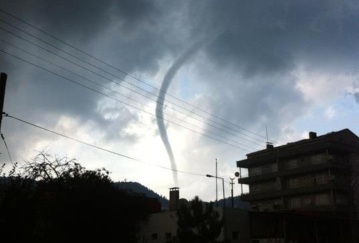 Ayancık\'ta Hortumun Kendilerine Doğru İlerlediğini Görenler Büyük Panik Yaşadı