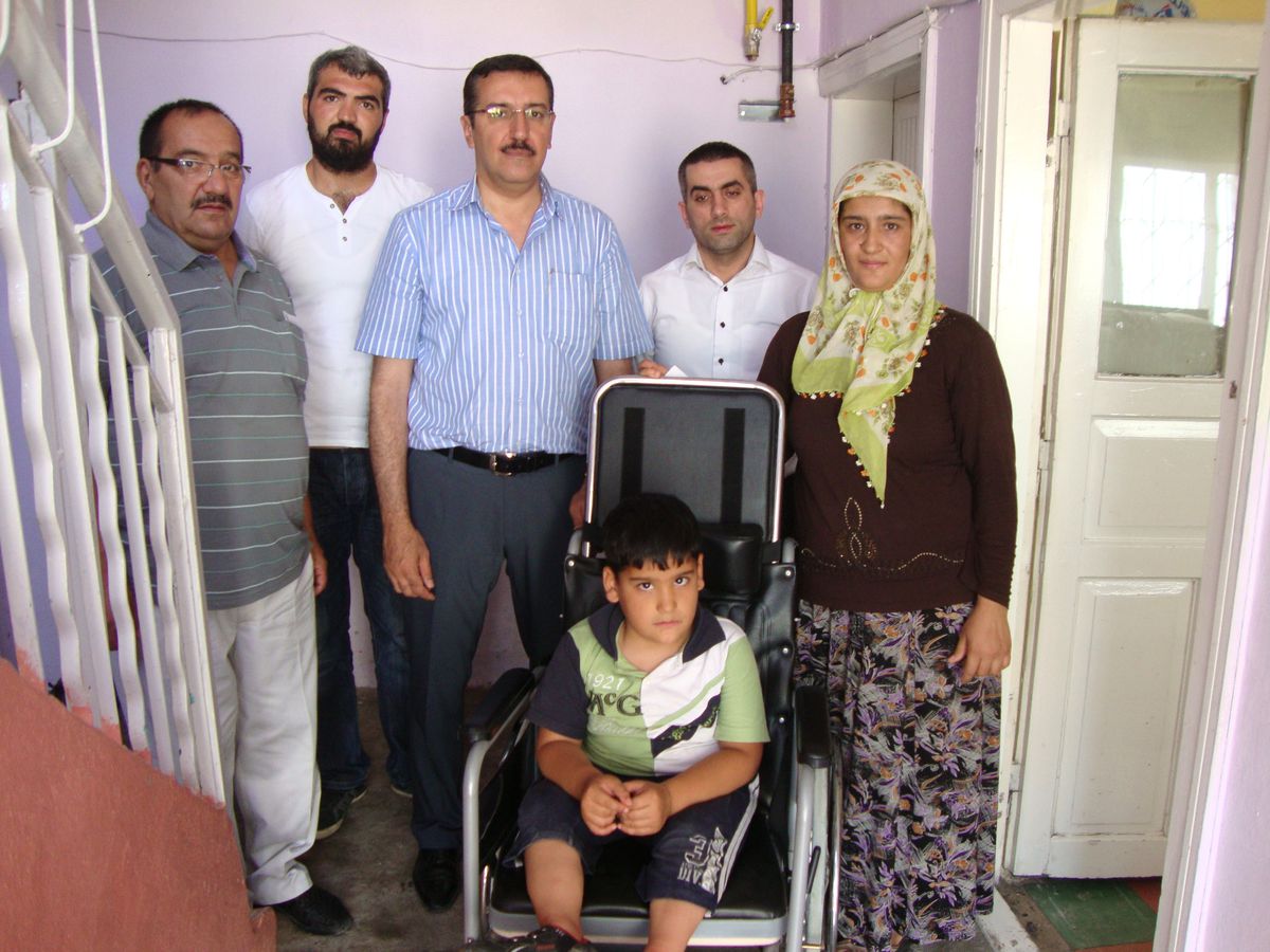 Bakan Eker, Engelli Çocuğa Tekerlekli Sandalye Gönderdi