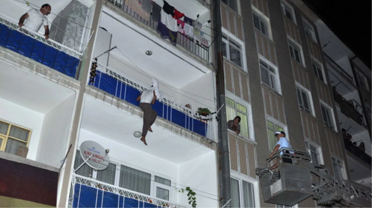 Balkona Asılı Kalan Kişiyi İtfaiye Kurtardı