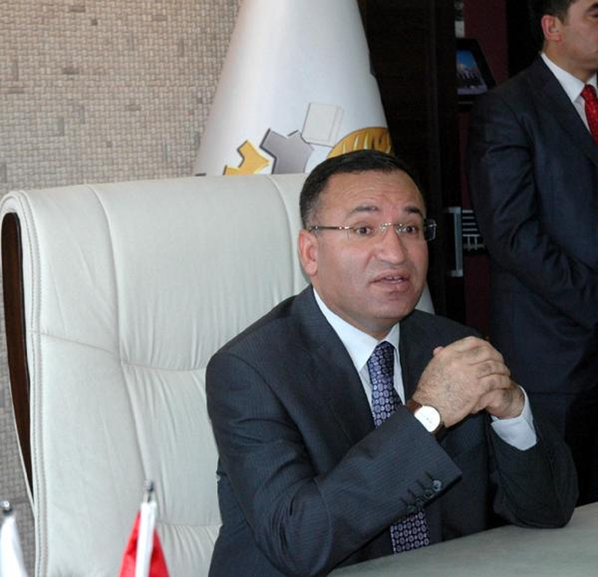 Bozdağ: Kılıçdaroğlu\'na Sağına Soluna Bakmasını Öneririm