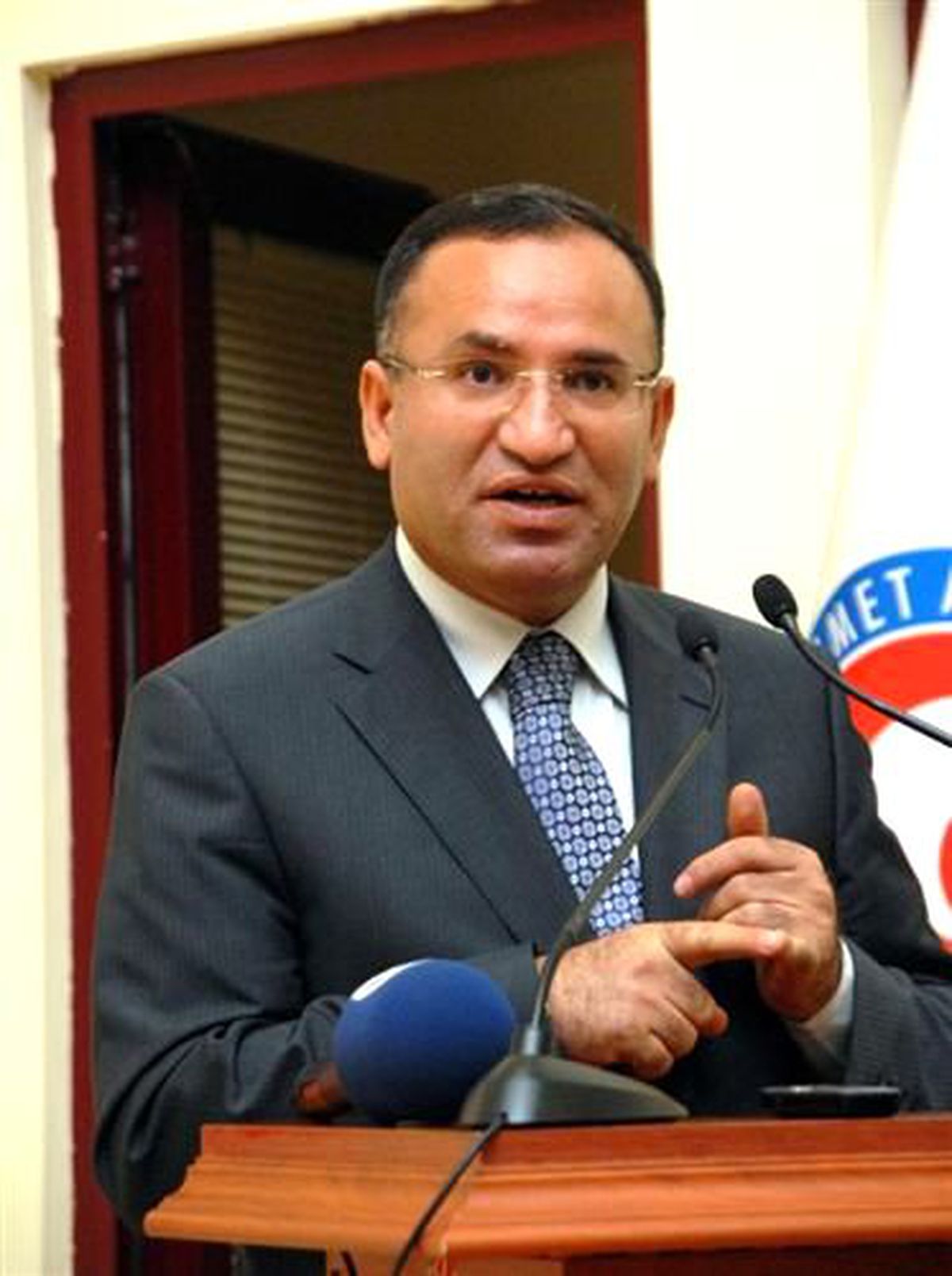 Bozdağ: Kılıçdaroğlu'na Sağına Soluna Bakmasını Öneririm (2)