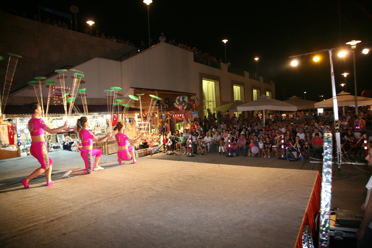 Çin Akrobasi Gösterisi İzleyenleri Büyüledi