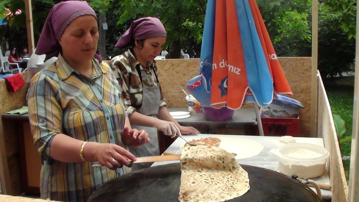 Çocuklarını Açtığı Kafe ile Okutuyor