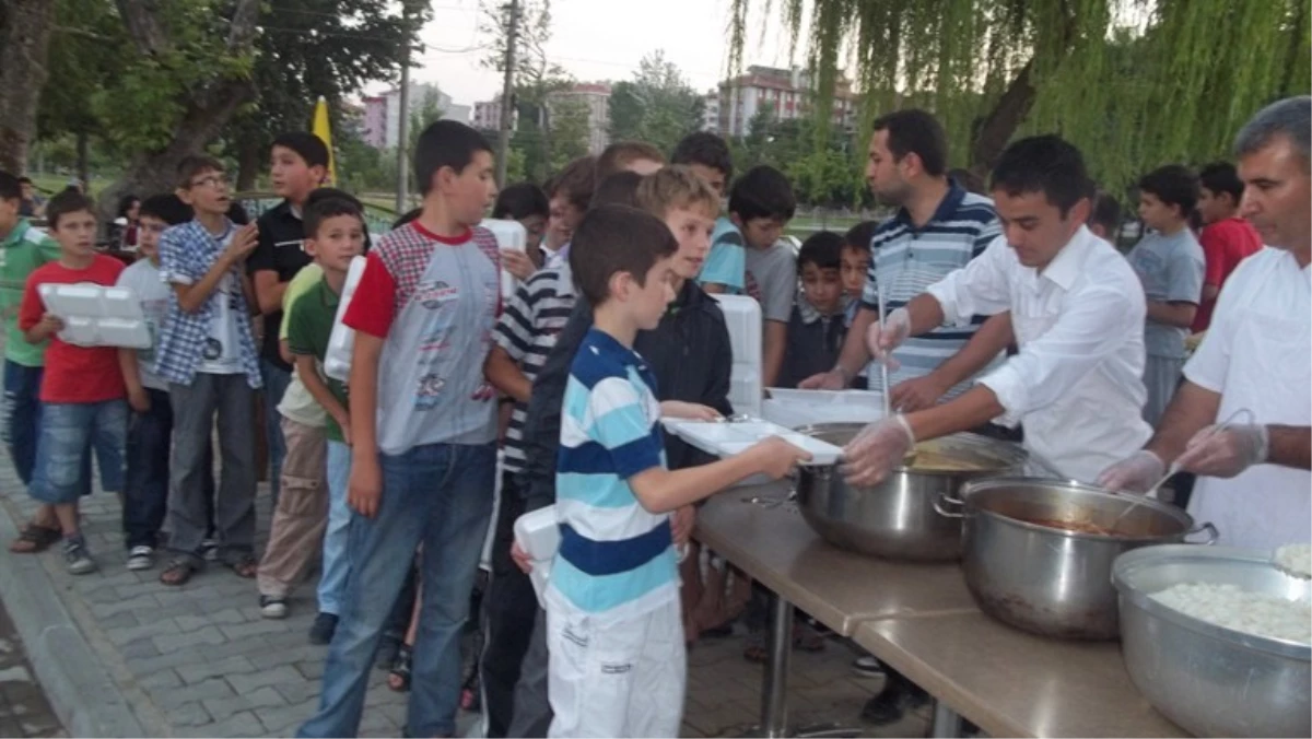 Dursunbey Belediye Başkanı Kuran Öğrencilerine İftar Verdi