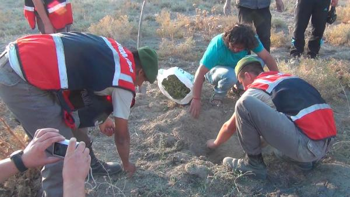 Evin Bahçesinde Toprağa Gömülü 76 Kilo Esrer Ele Geçirildi
