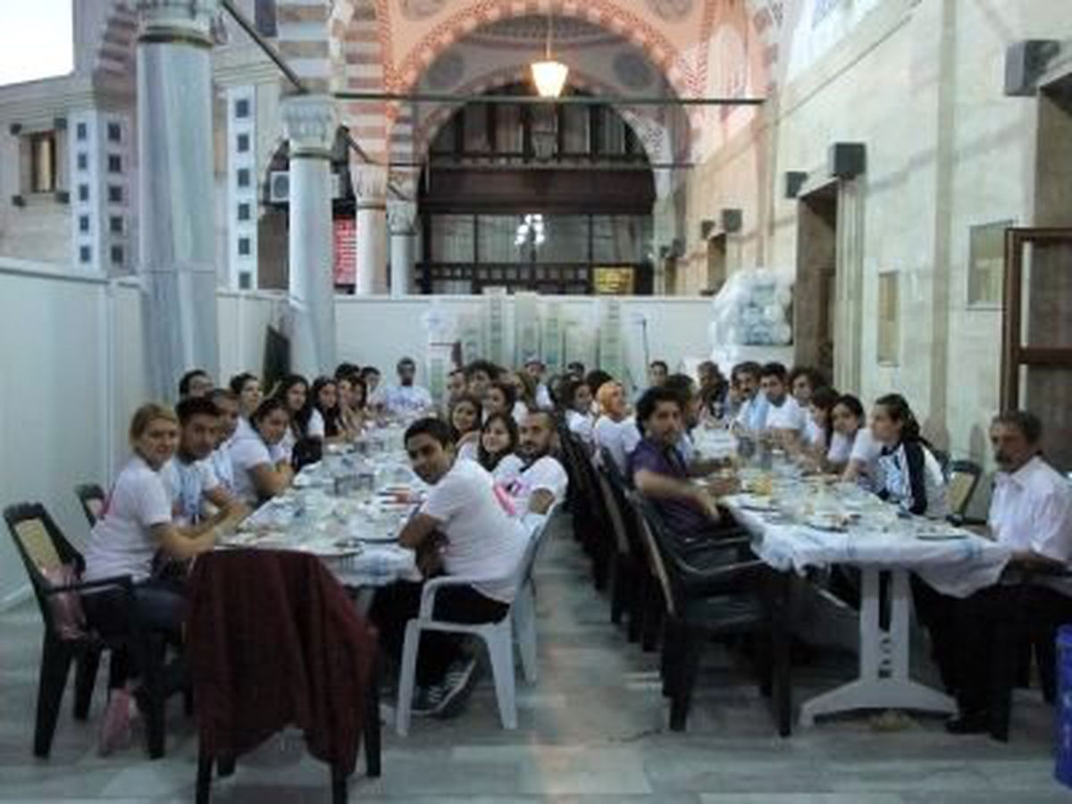 Fatih Camii\'nde İftar Yemeği Verildi