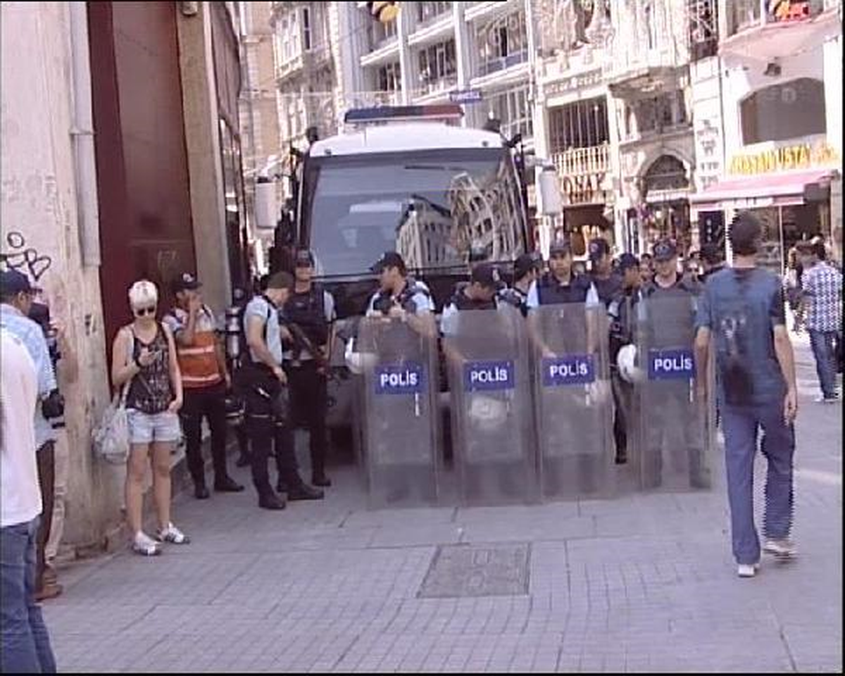 Galatasaray Lisesi Önünde Hes Protestosu