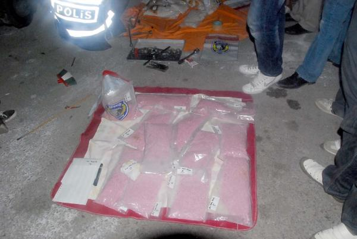 Hollanda Plakalı Lüks Cipte 145 Bin Adet Uyuşturucu Hap Ele Geçirildi