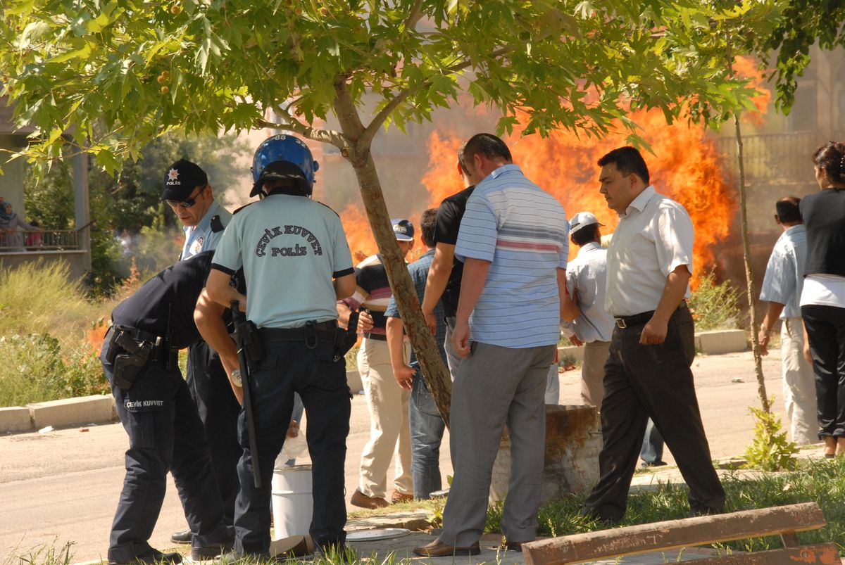 İki Aile Birbirine Girdi: 1 Ölü, 4 Yaralı