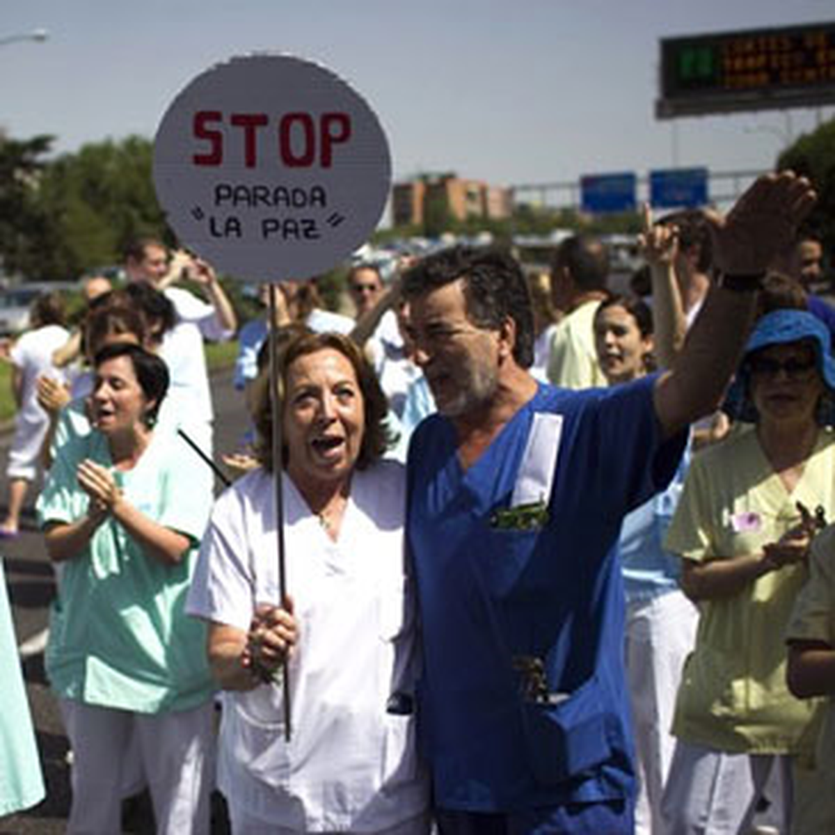 İspanya\'da Doktorlar "Ayrımcı Yasa"Yı Protesto Etti