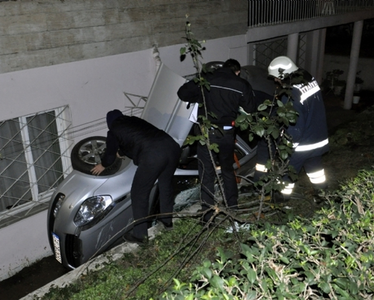Kadın Sürücü Otomobiliyle Bahçeye Uçtu
