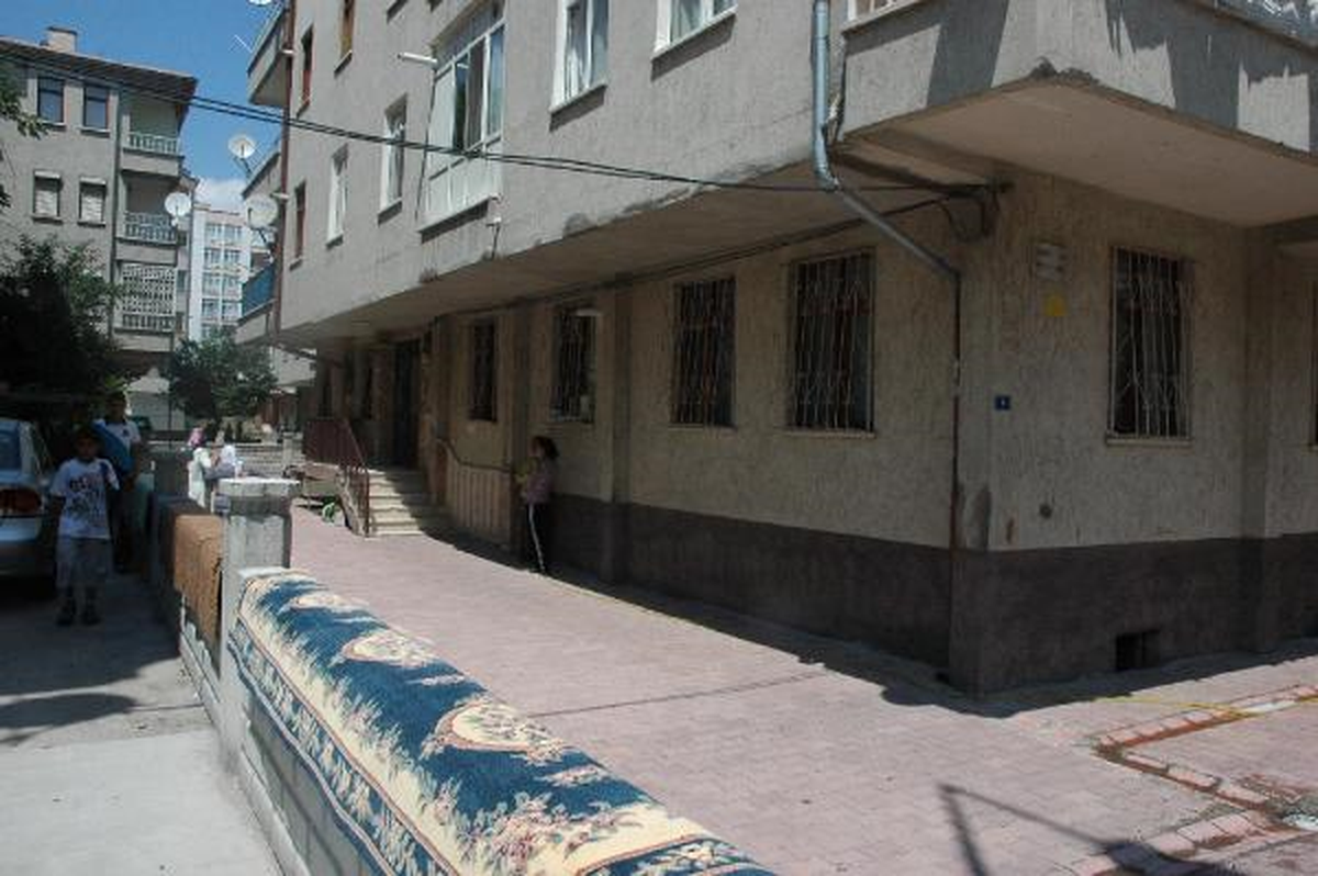 Kapı Önünde Halı Yıkarken Evine Hırsız Girdi