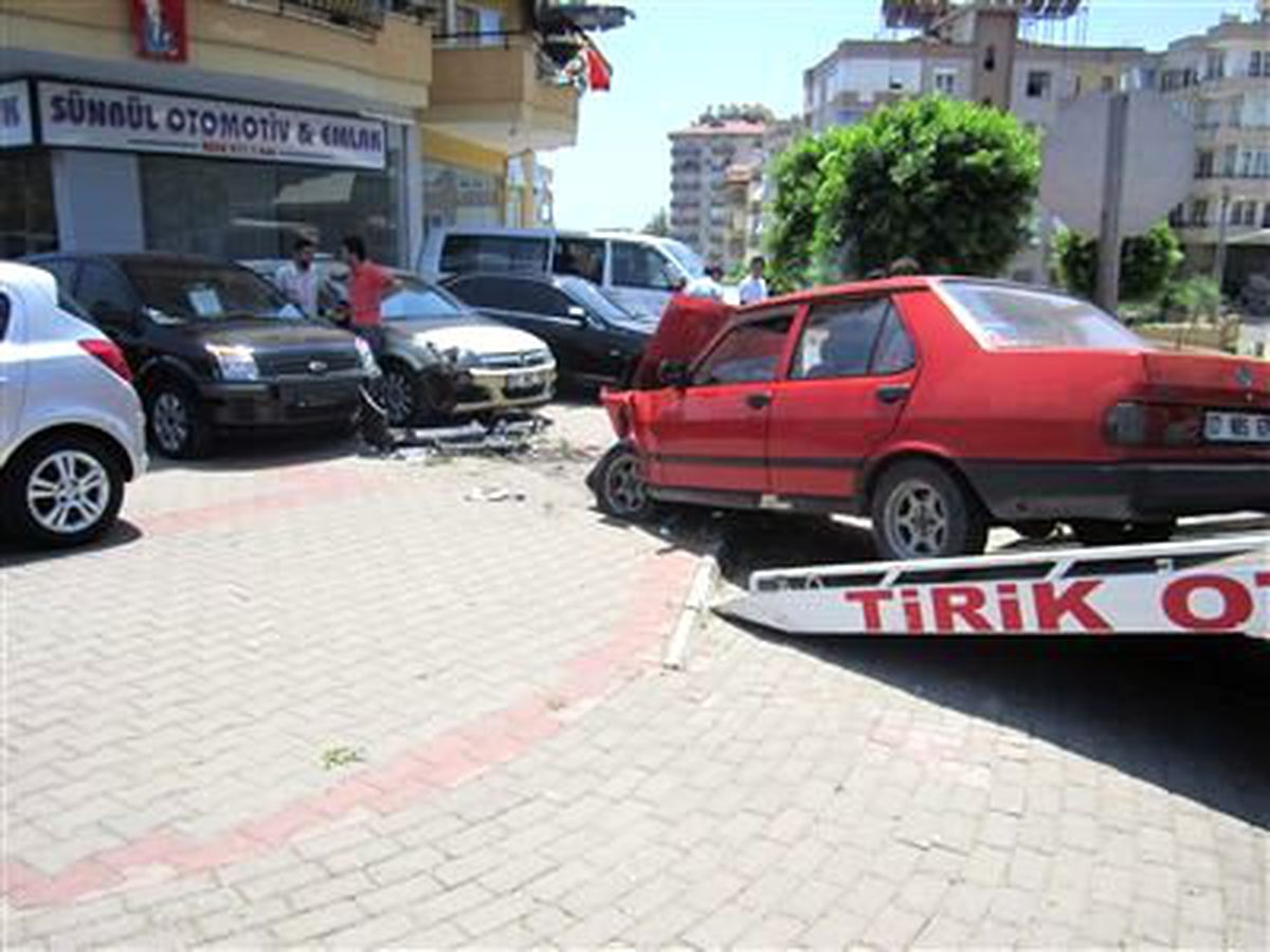 Kontrolden Çıkan Otomobil, 5 Araca Çarptı