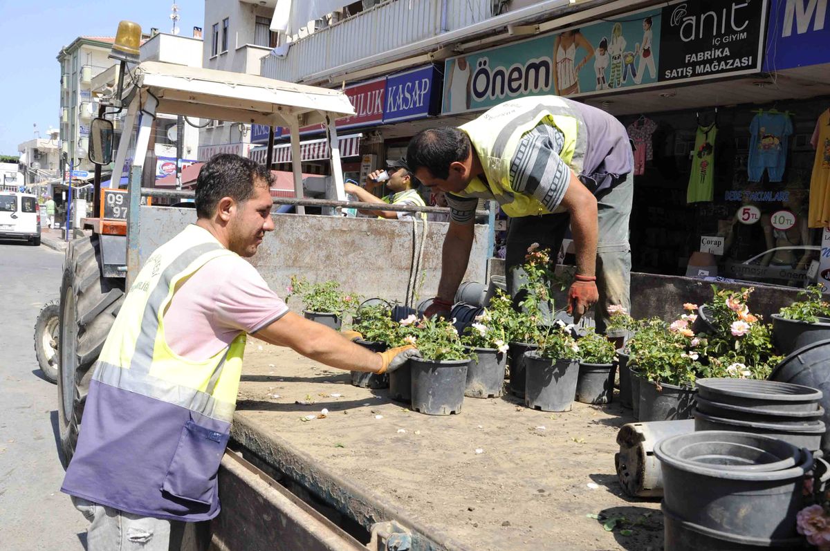 Kuşadası\'nda Cadde ve Bulvarlar Çiçek Kokuyor
