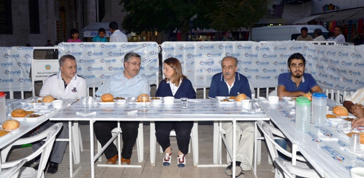 Milletvekili Öznur Çalık, Ticaret Borsasının Verdiği İftara Katıldı
