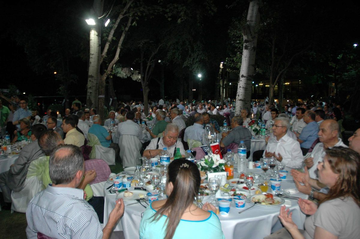 Mosb\'dan İftar Yemeği