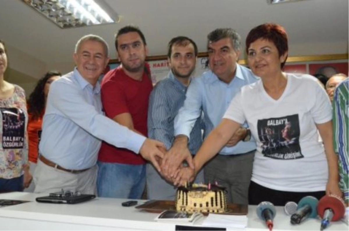 Mustafa Balbay\'ın Doğum Günü Pastasını Gazeteciler Kesti