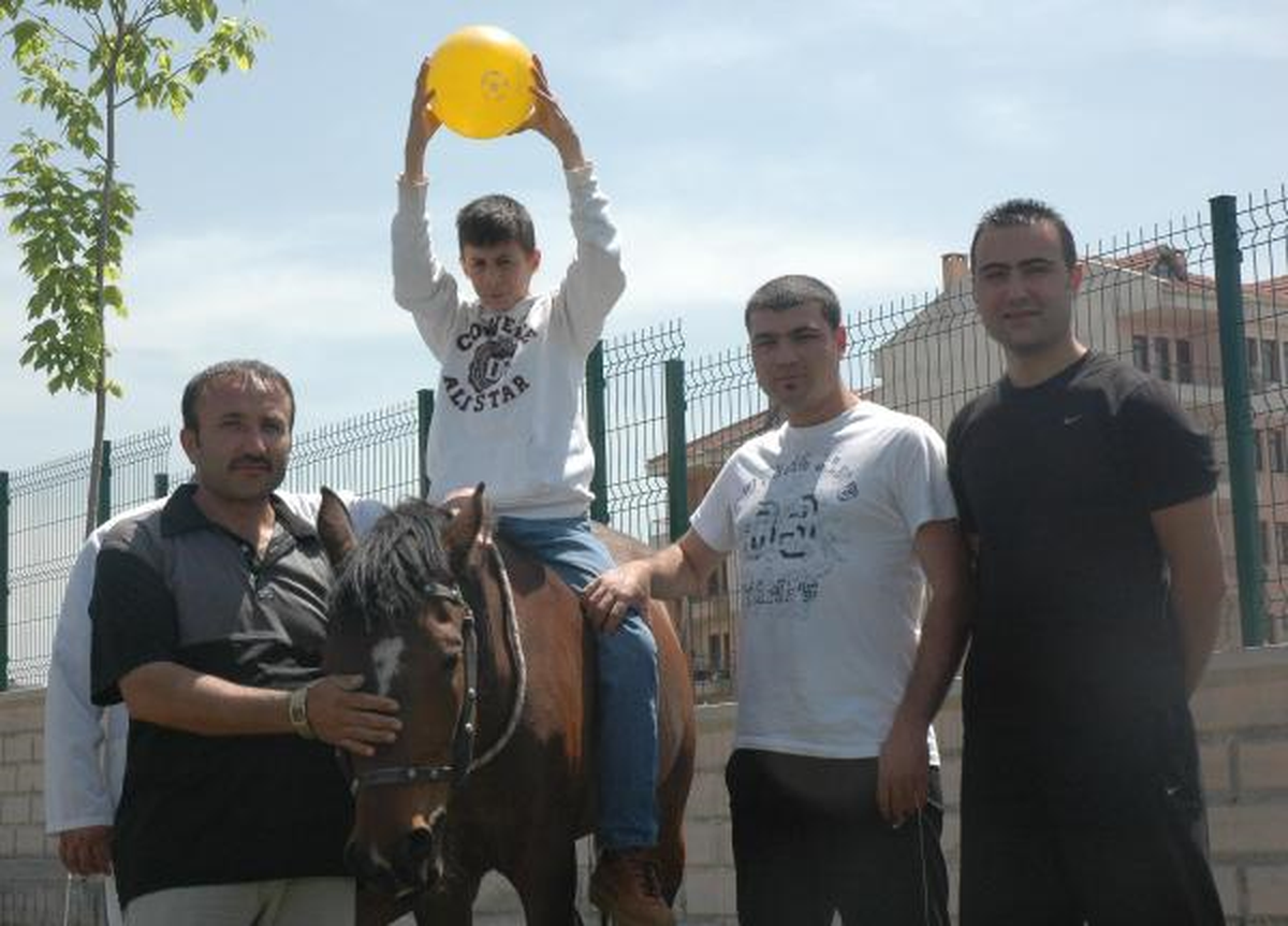 Otistik Çocuklara Hipoterapi