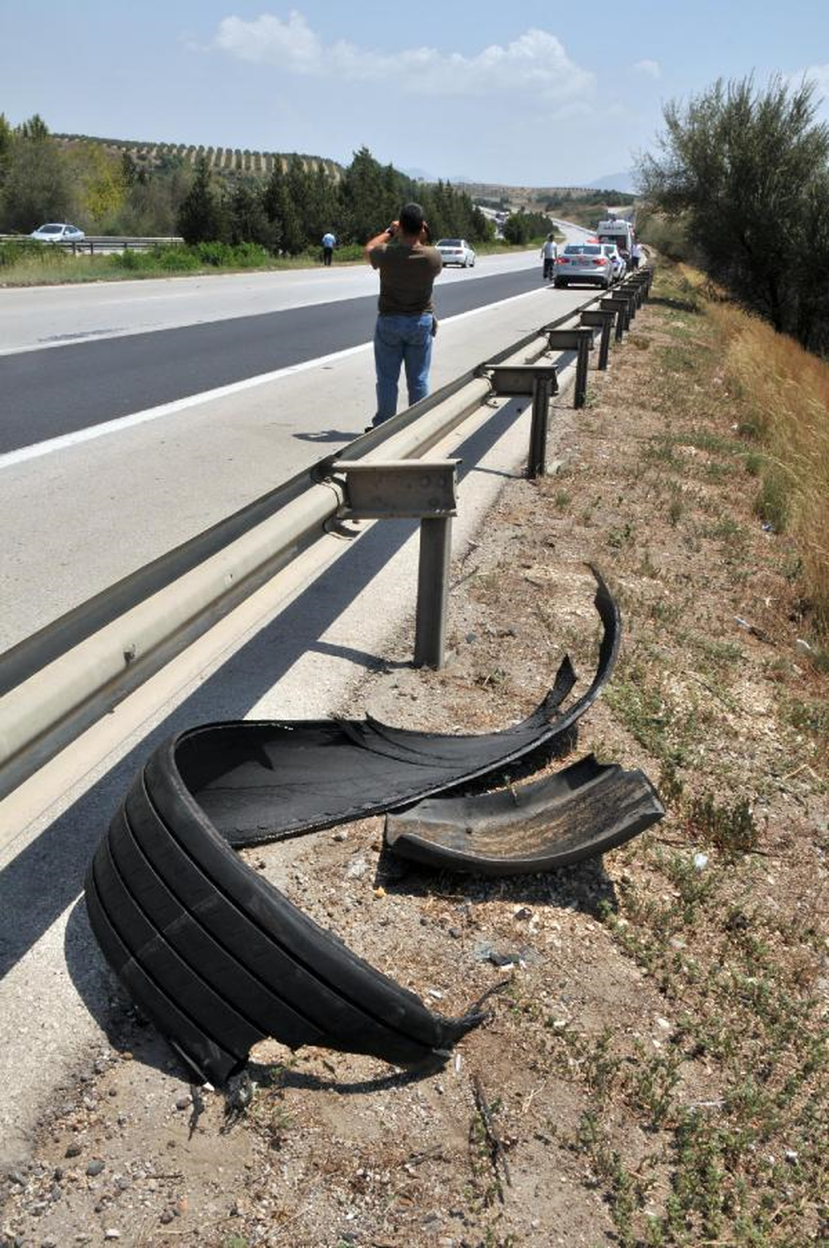 Otoyolda Tır\'dan Kopan Lastik Kaplama Motosiklet Sürücüsünü Yaraladı