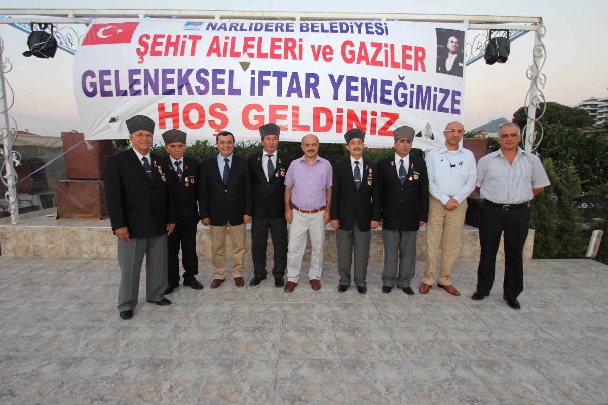 Şehit ve Gazi Aileleriyle İftarda Buluşan Narlıdere Belediye Başkanı Abdül Batur."Şehit ve...