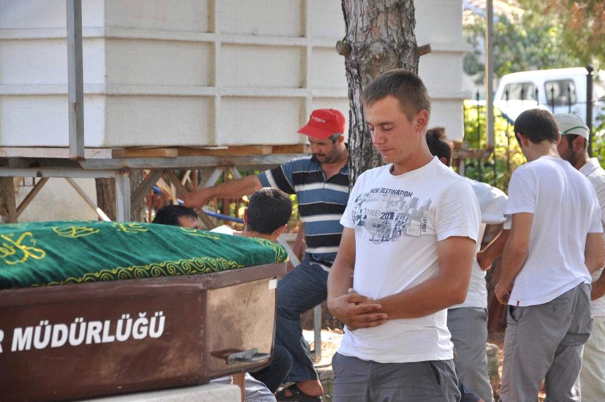 Sulama Kanalında Ölü Bulunan 3 Çiftçi, Toprağa Verildi