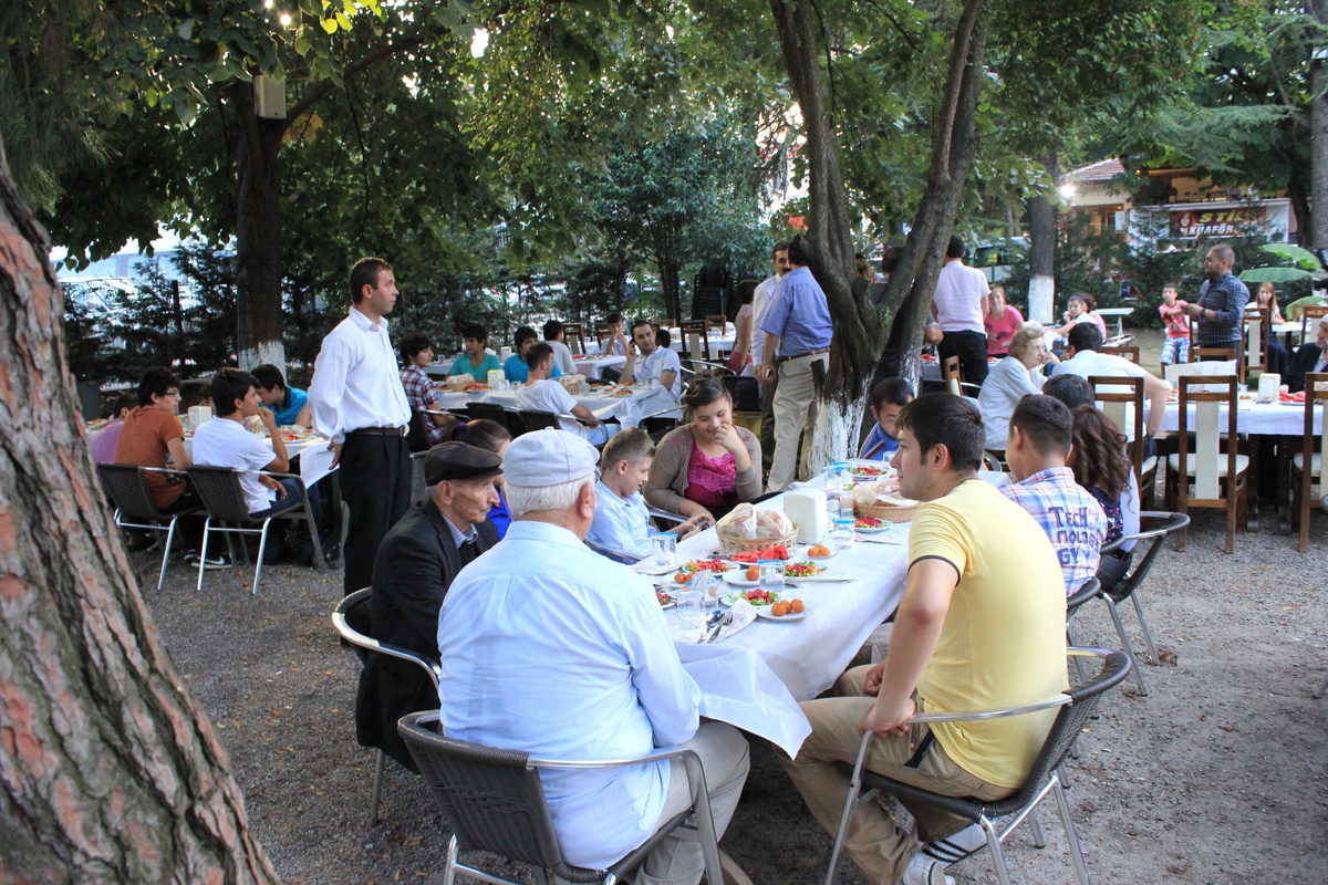 Vali Şahin\'den Huzurevi Sakinleri ile Yetiştirme Yurdu Çocuklarına İftar