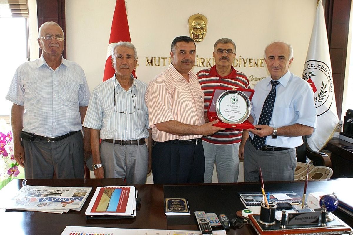Vali Yusuf Odabaş\'a Plaket Verildi