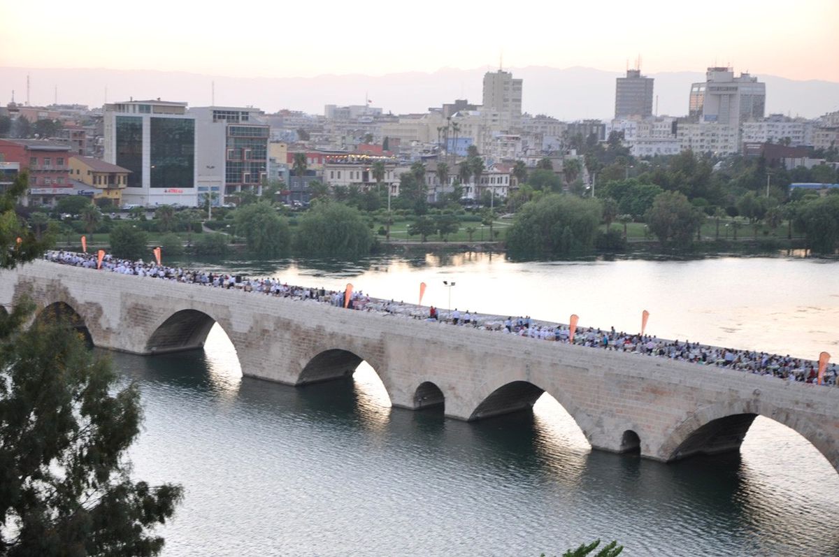 Yüreğir Belediyesi Taşköprü İftarını Gelenekselleştiriyor